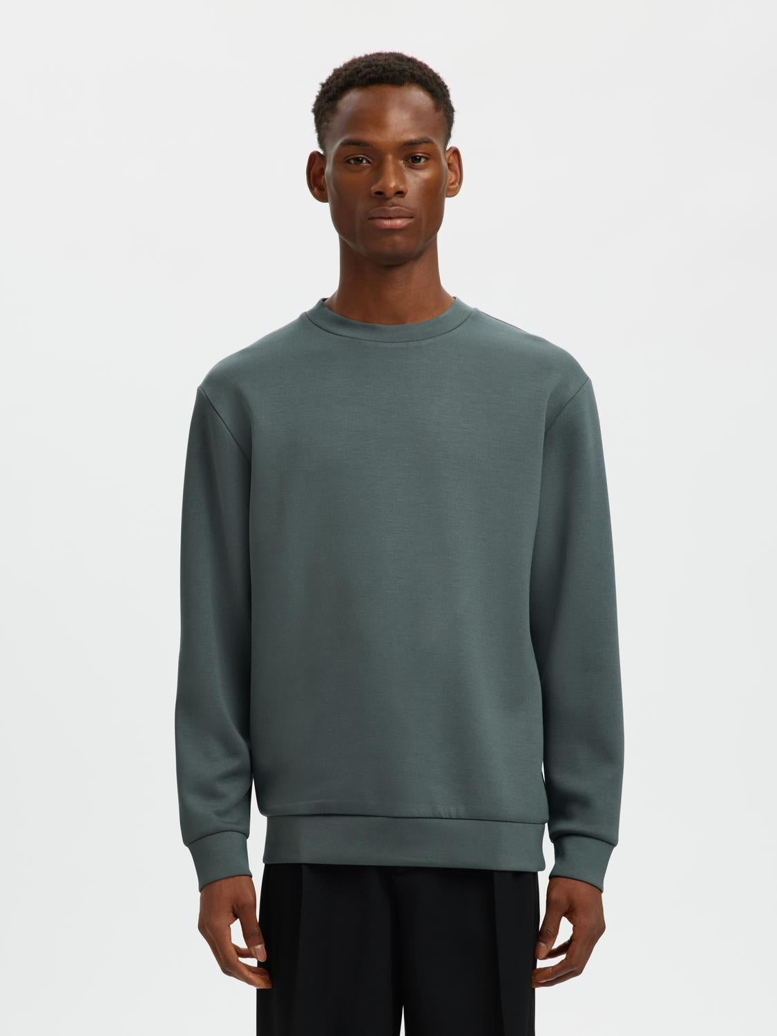 model_shot-front